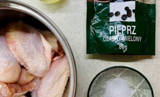 Крок 2 - Перчимо, солимо, додаємо олію і ретельно перемішуємо. Залишаємо крила промаринуватись у ємності на 1 годину в холодильнику.