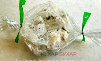 Перекладаємо все в рукав для запікання, зав'язуємо по краях і в духовку на 20 хв, температура 180 °C. Можна одразу в рукав - не чікати поки замаринуються гриби.